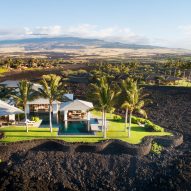 Hawaiian villa by De Reus Architects sits atop a crystallised lava flow