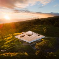 Craig Steely Architecture tops Musubi house in Hawaii with dramatic roof