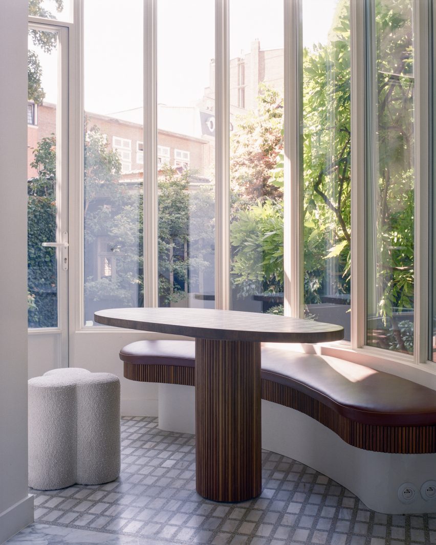 Seating area within home extension by Mamout