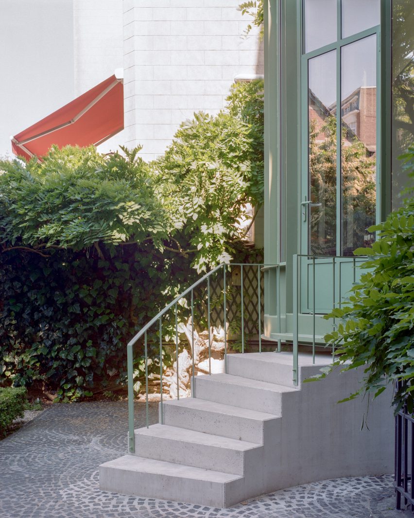 Concrete stair of extension by Mamout